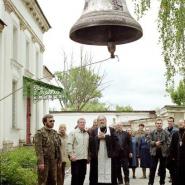 Установка Большого колокола на колокольню Троицкой церкви. Фотография Л.Н.Стерховой 2 июня 2001 г.