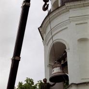 Установка Большого колокола на колокольню Троицкой церкви. Фотография Л.Н.Стерховой 2 июня 2001 г.