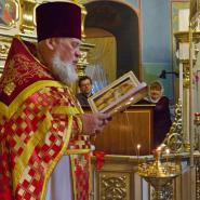 Отец Михаил зачитывает поздравление Святейшего Патриарха Кирилла с Пасхой Христовой.