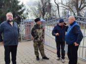 Подготовка к Пасхе - ремонт ворот Храма