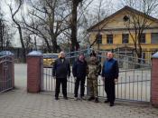 Подготовка к Пасхе - ремонт ворот Храма
